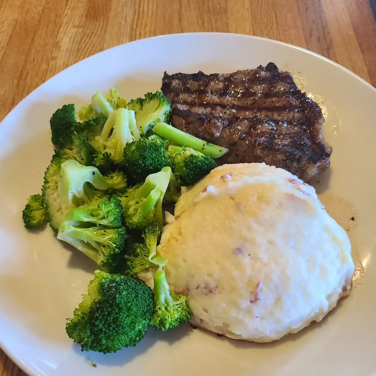 6 Oz Sirloin Steak Broccoli and Mashed Potatoes