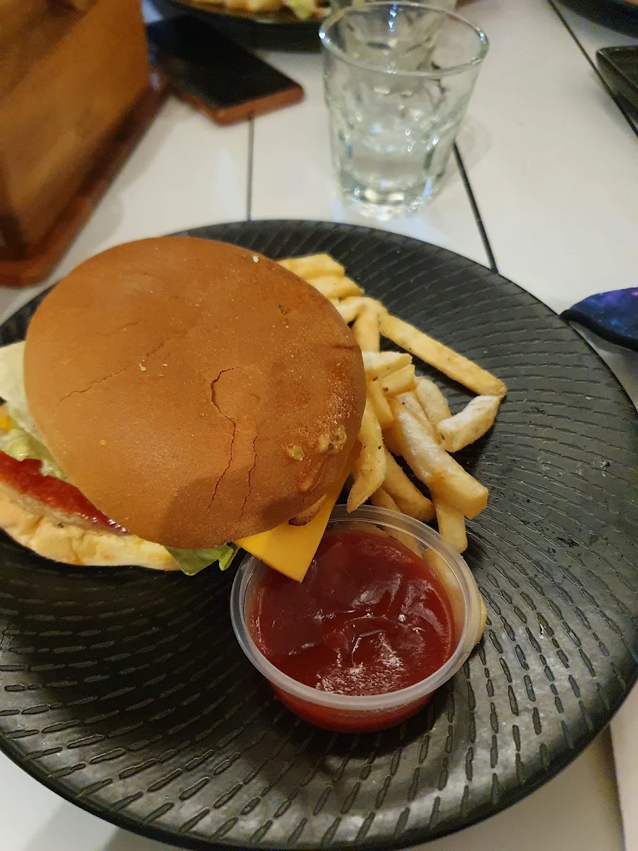 Cheeseburger, Waterloo Bay Hotel