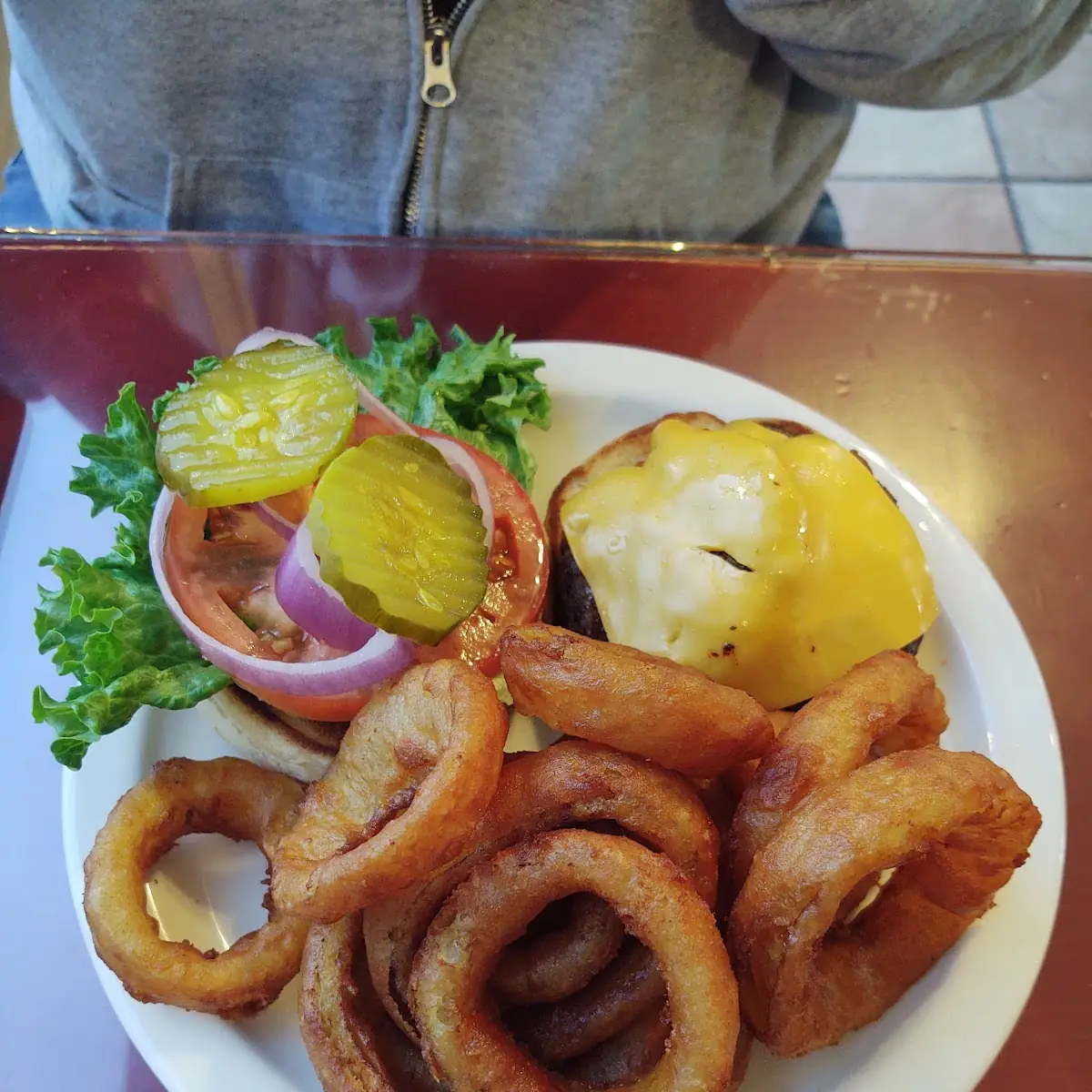 Cheeseburger with Onion Rings