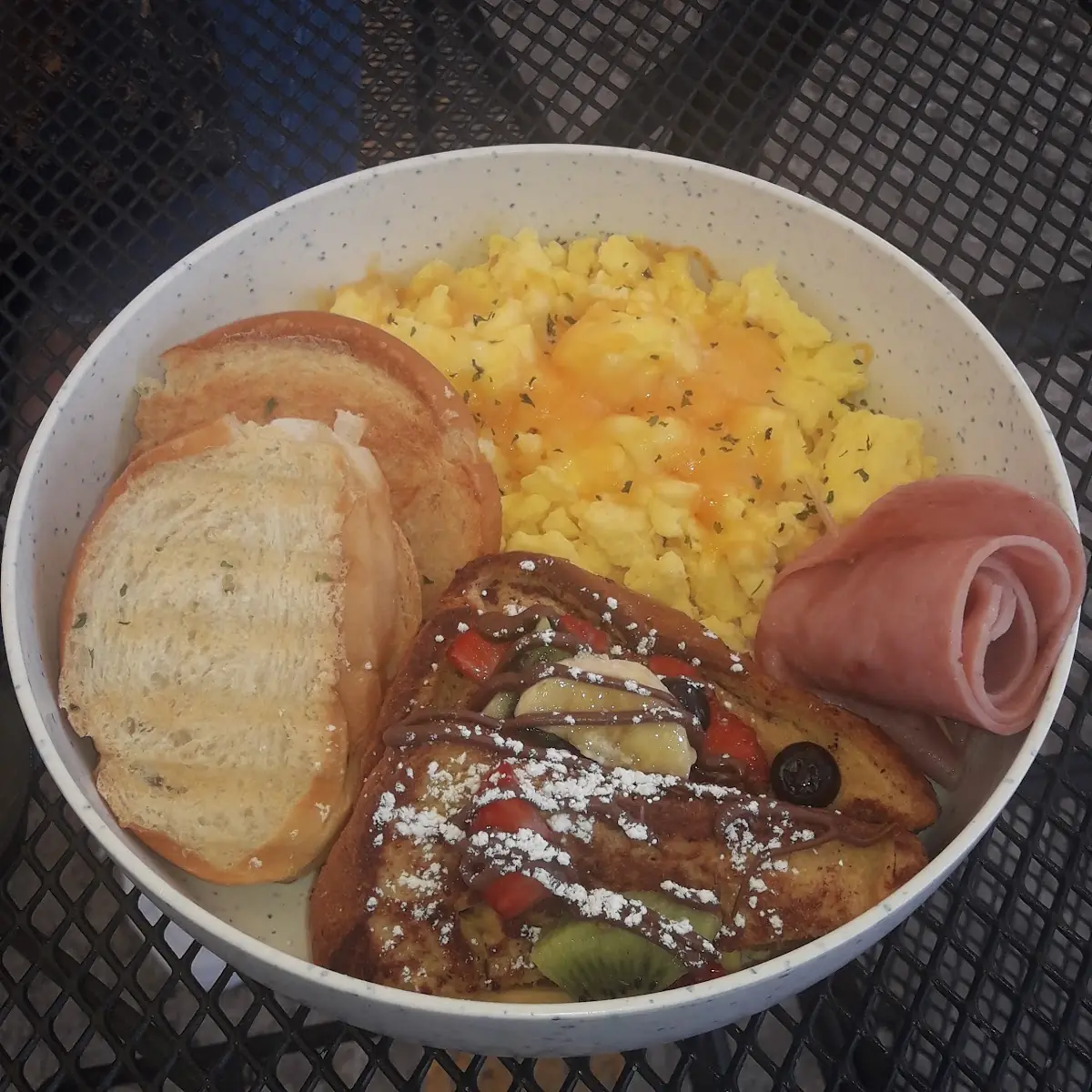 Revoltillo Con Tostadas Francesas Y Jamon