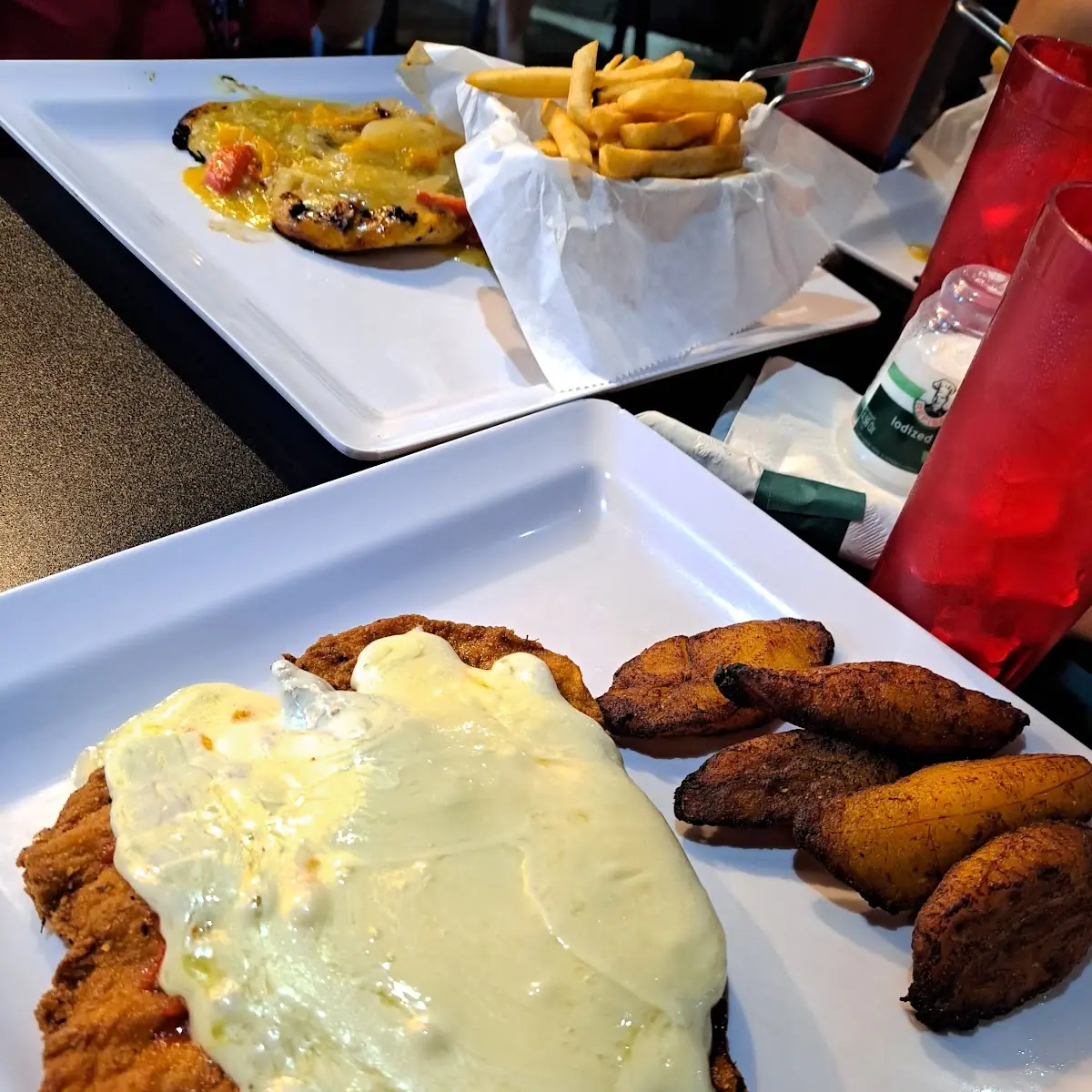 Pechuga Empanada A la Milanes Con Plátanos Maduro