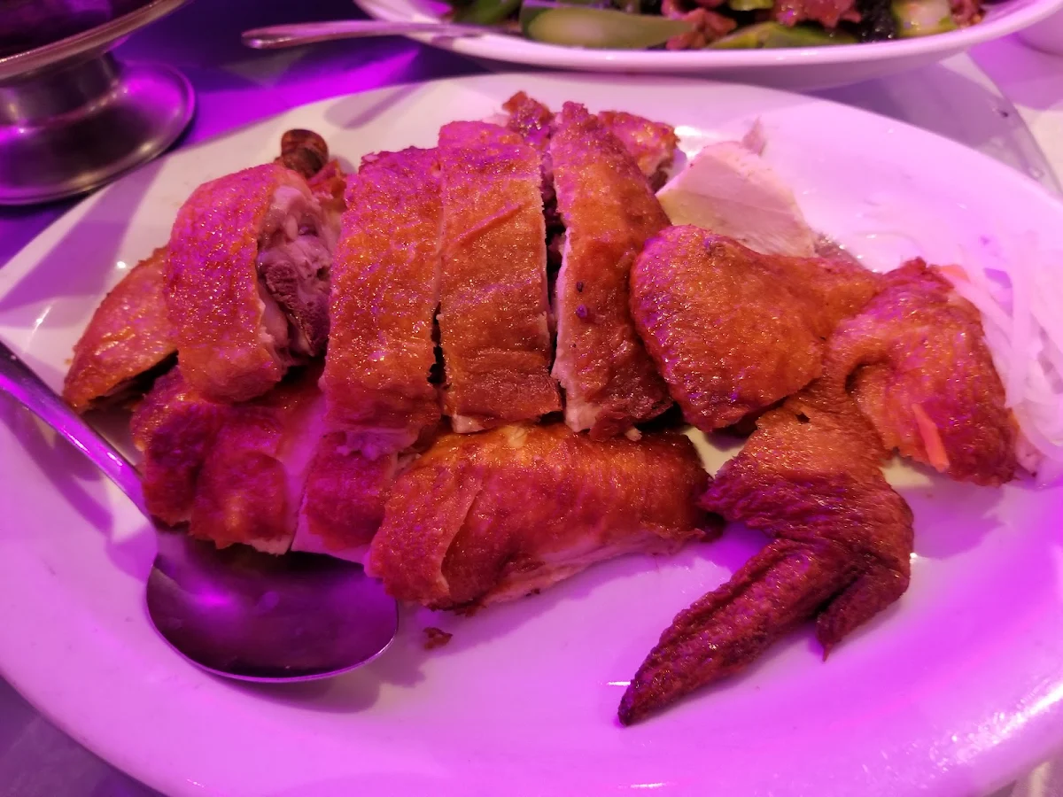 Pork and BBQ Pork with Chicken Crispy Noodles (三絲炒麵) (Nouilles Croustillantes Aux Porc, Porc BBQ, Et Poulet)