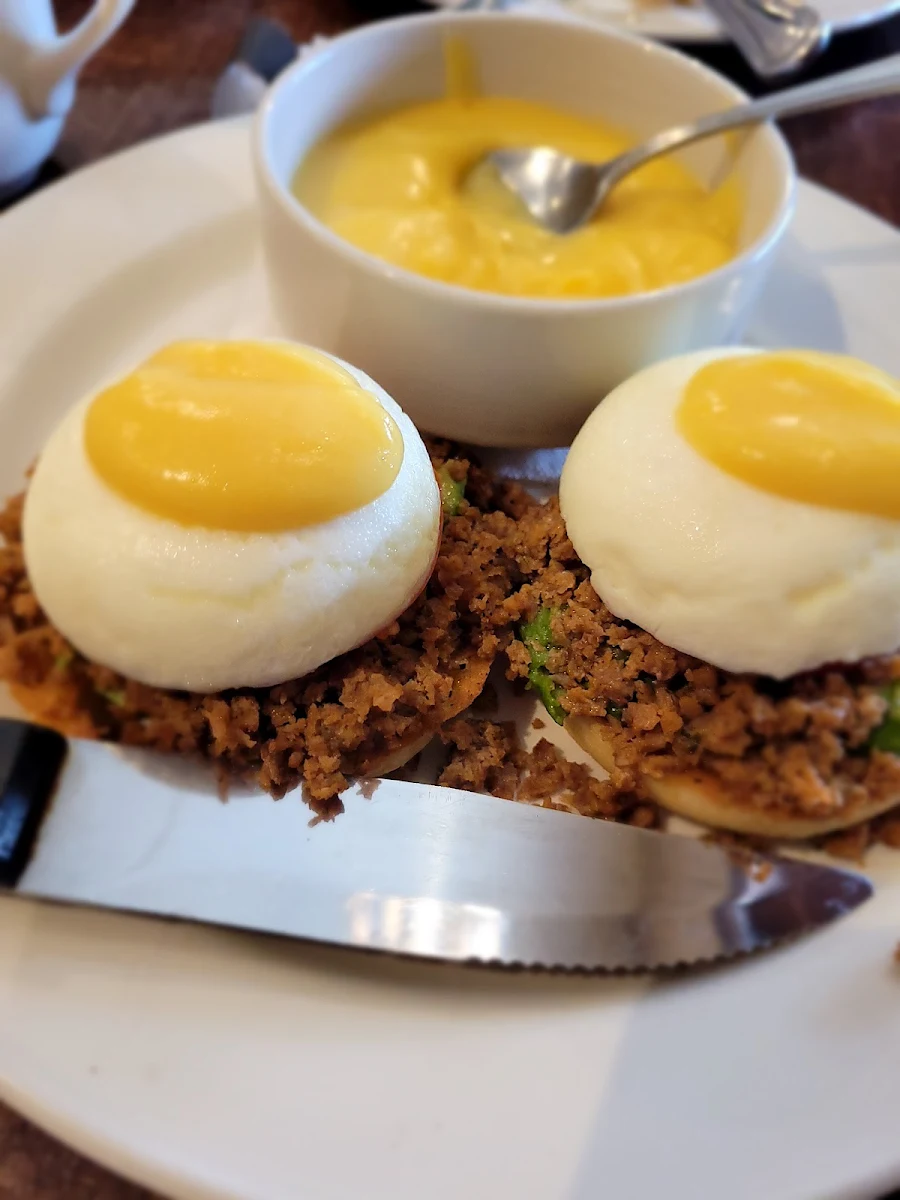 Chorizo Eggs Benedict, Smitty's Restaurant & Lounge - Cranbrook