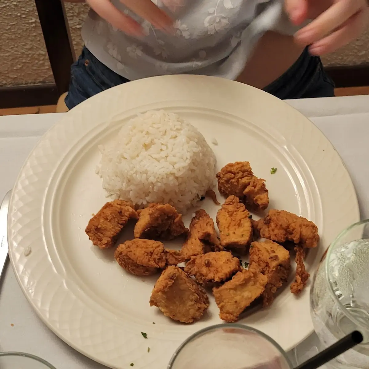 Chicharrones De Pollo Arroz Blanco Y Habichuelas