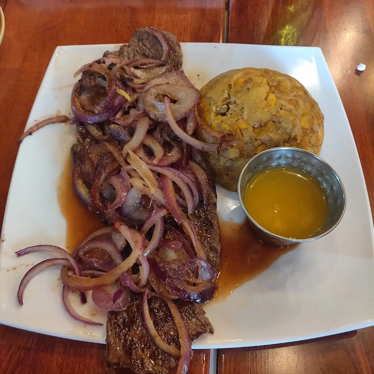 Steak N Onion - Bistec Encebollado