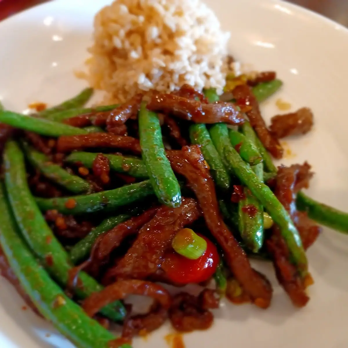 Spivy Beef with Green Beans and Brown Rice
