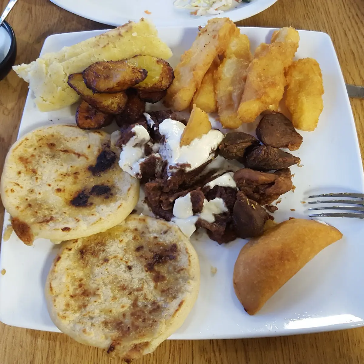 Yuca Frita Y Pupusas