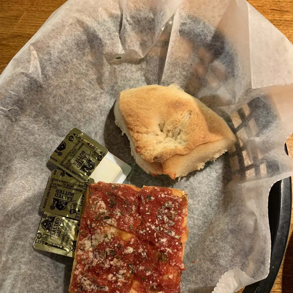 Medium Fresh Tomato & Basil Pizza