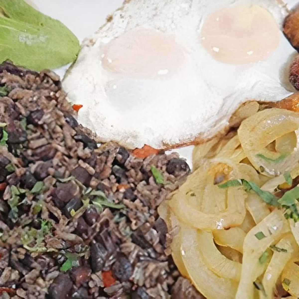 Casado de Bistec Encebollado
