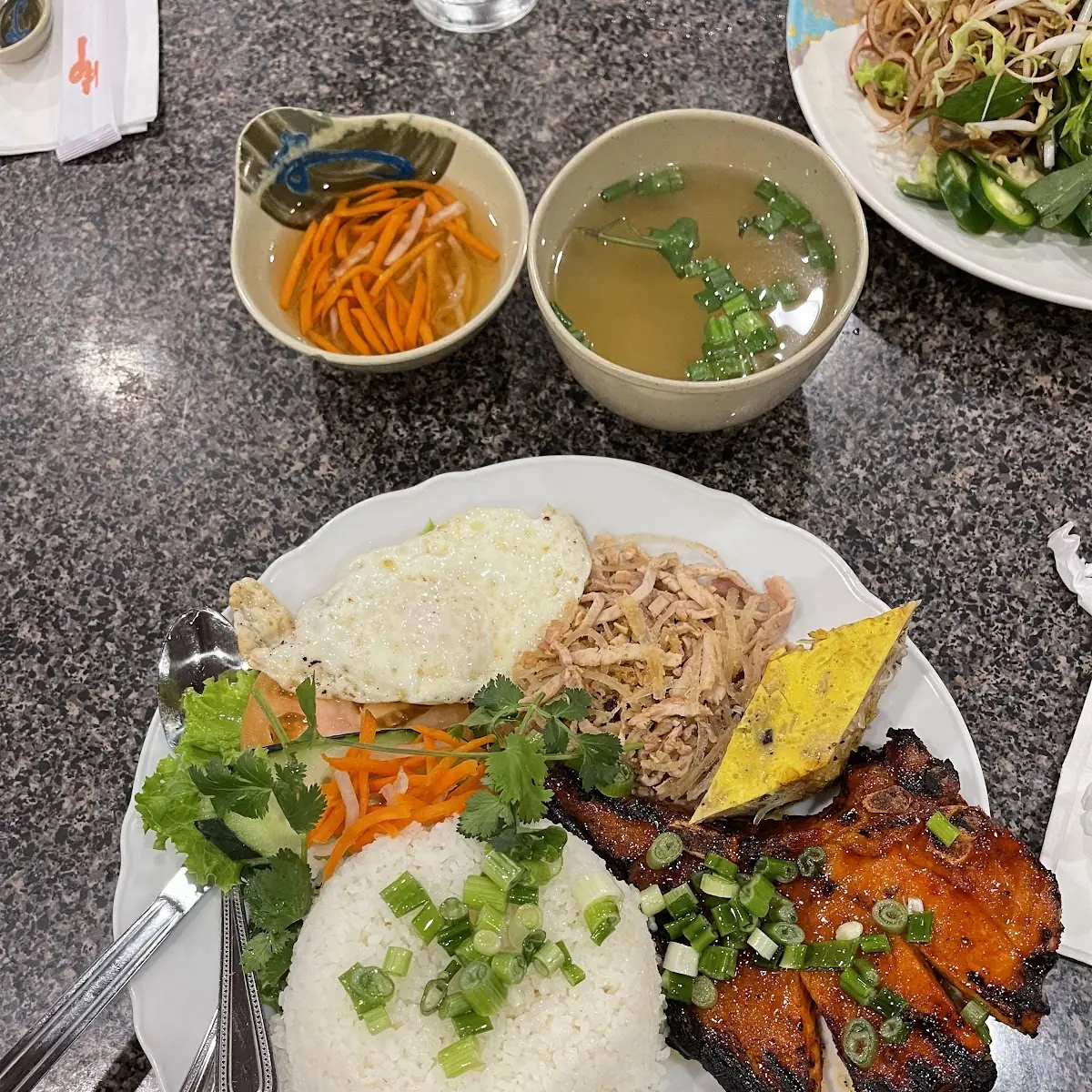 Cơm Sườn Nướng Bì Chả