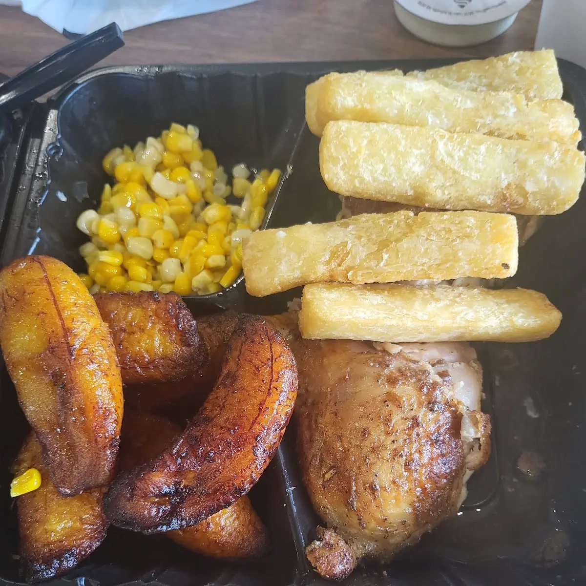 Yuca Frita Con Pollo Y Maduras