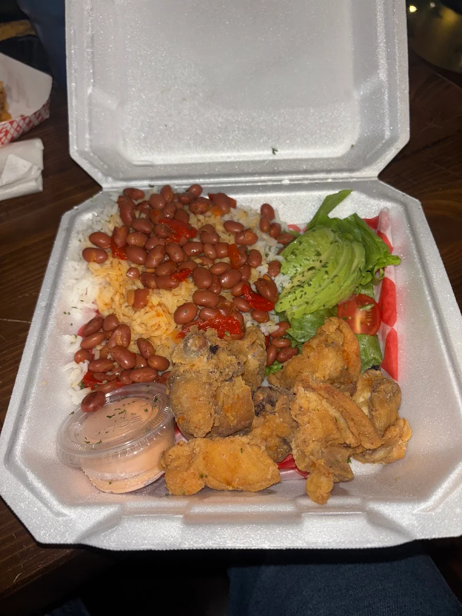 Chicharrones de Pollo Con Arroz Blanco Y Habichuelas