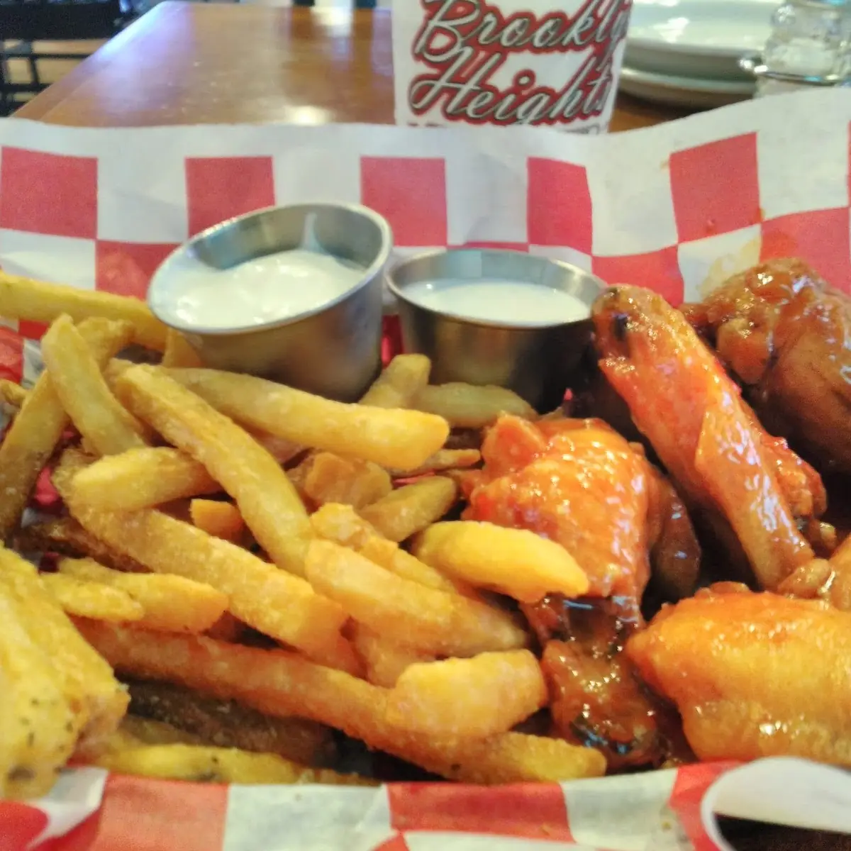 Jumbo Wings & Fries Basket