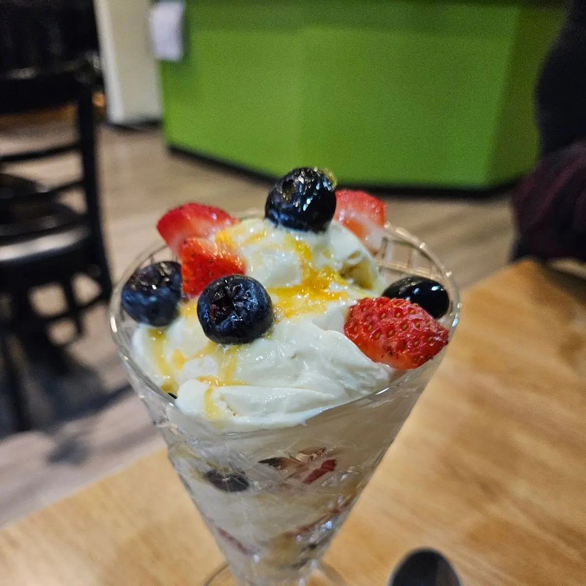 Kita’S Fresh Berries Sundae