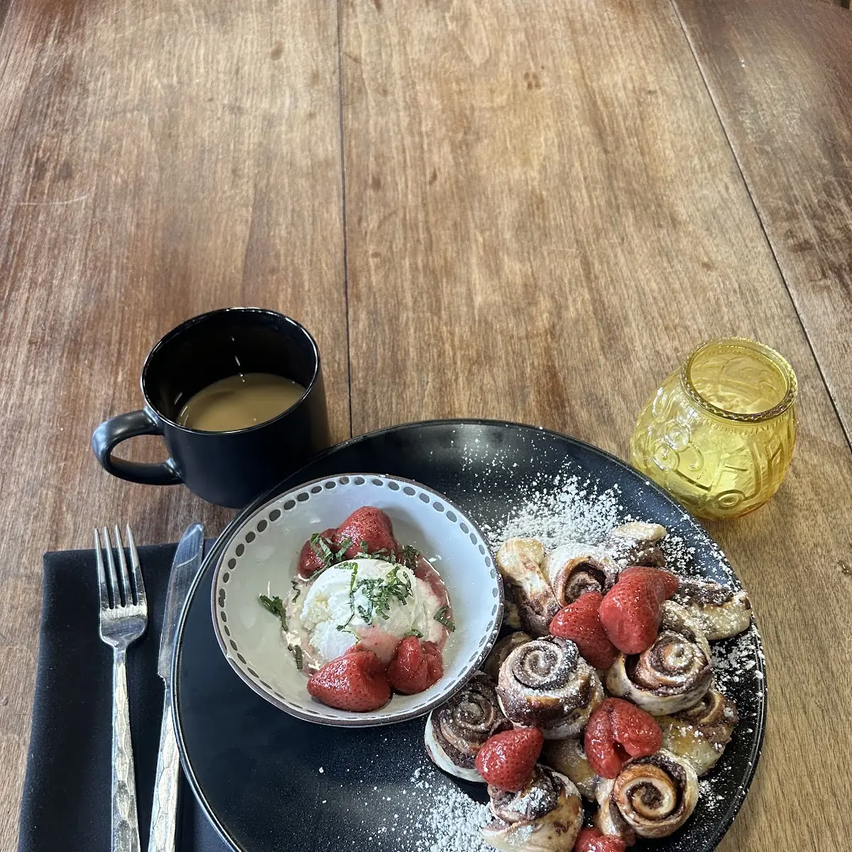 Cinnamon Rolls with Nutella à La Mode