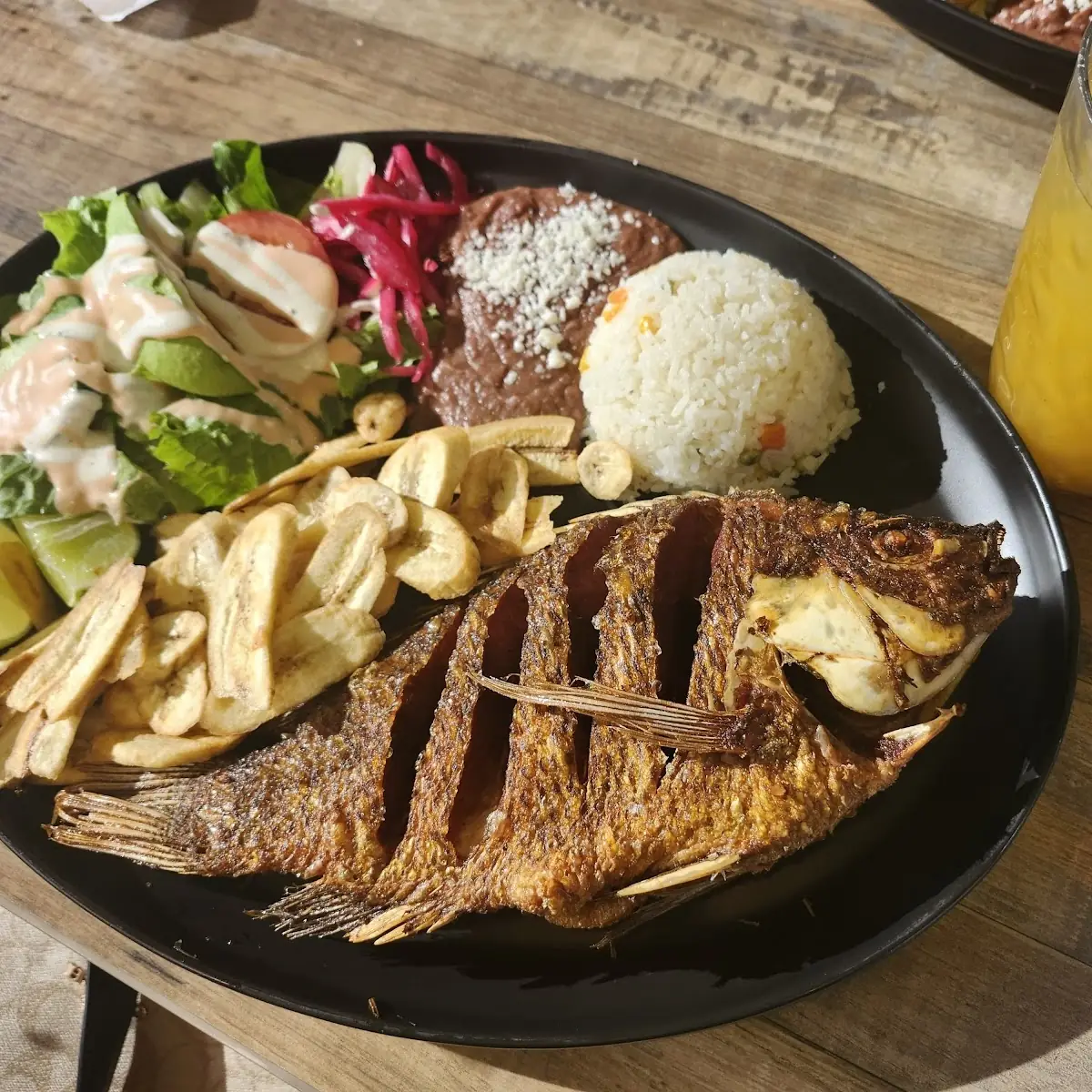 Pescado Frito Con Tajadas