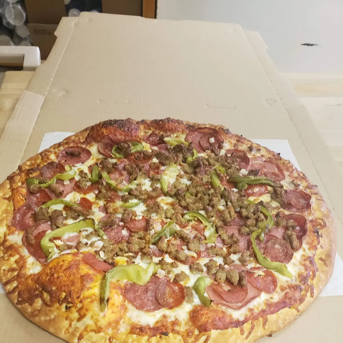 Pizza Salami Salchicha Y Chile Morrón