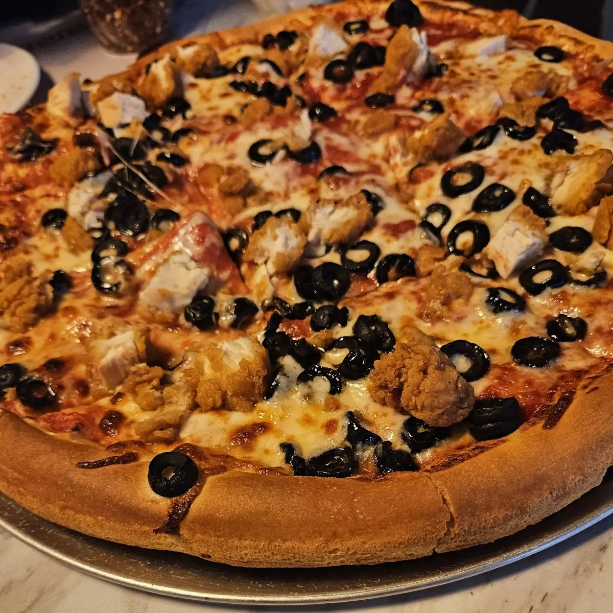 Medium Olive a Crispy Chicken Pizza