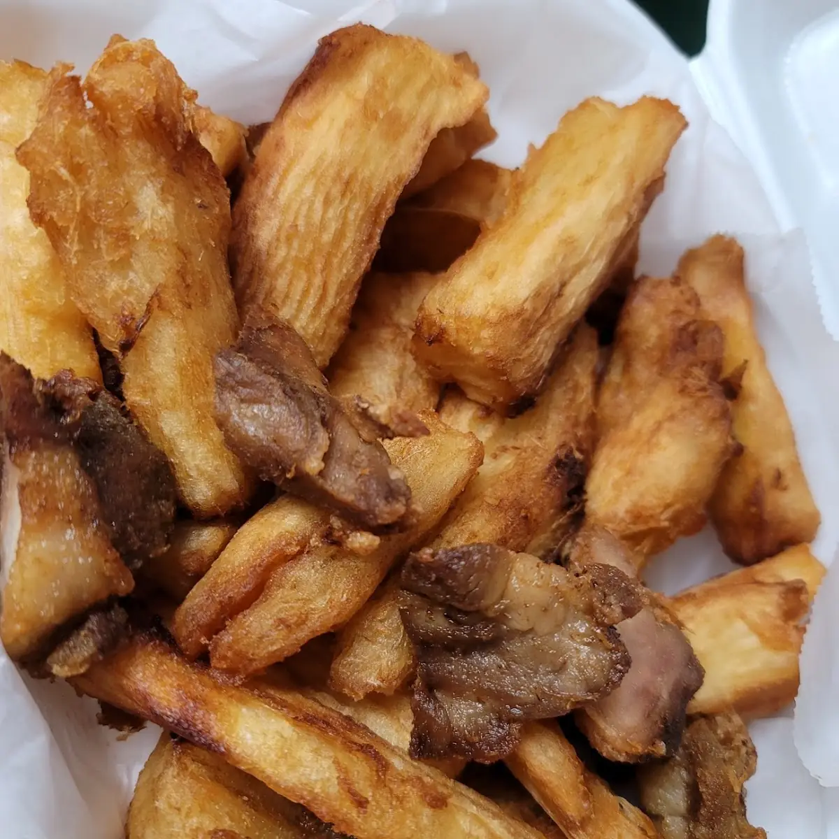 Yuca Frita Con Chicharrones