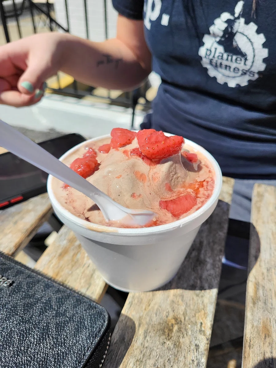 Chocolate w Strawberry Topping