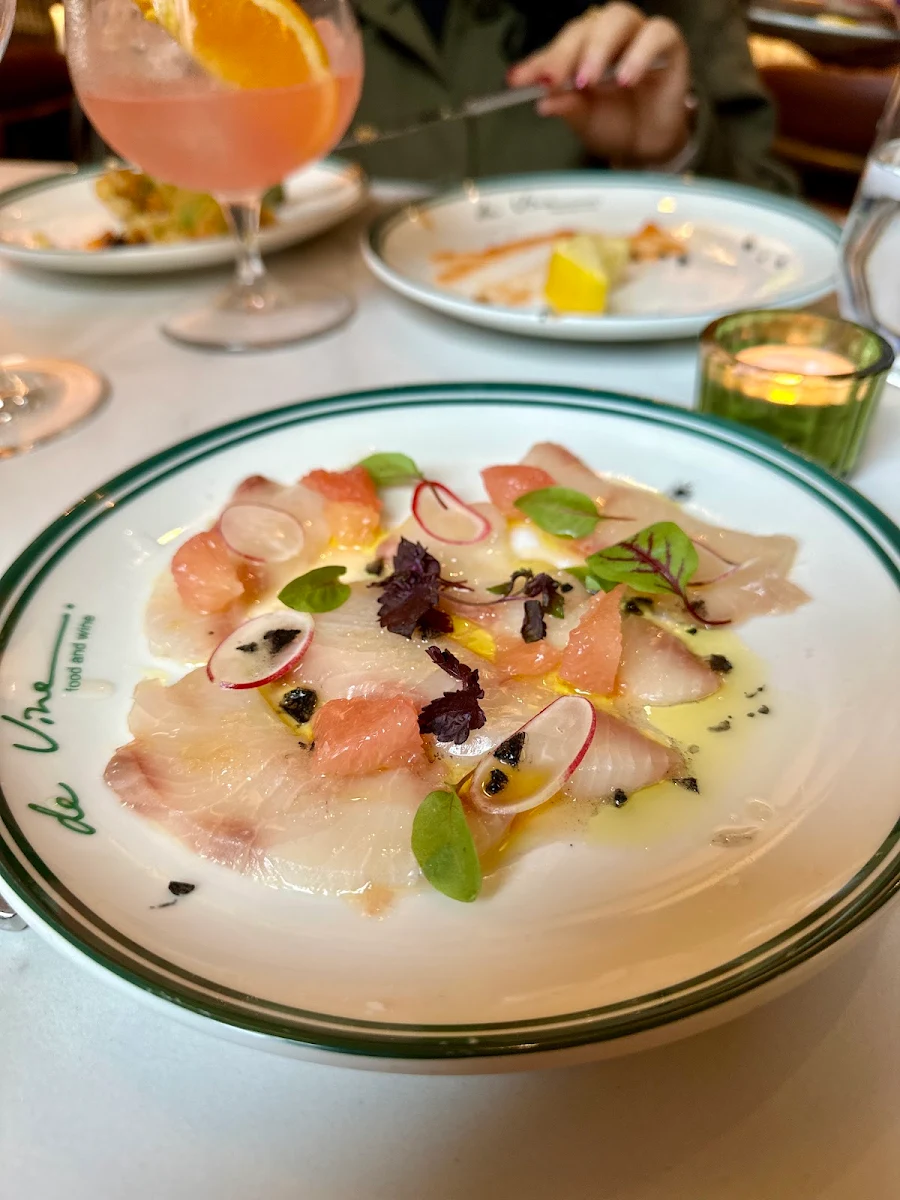 Kingfish Crudo, de Vine Food & Wine