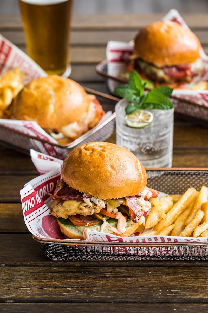 Highlights, Biggles Bar & Grill