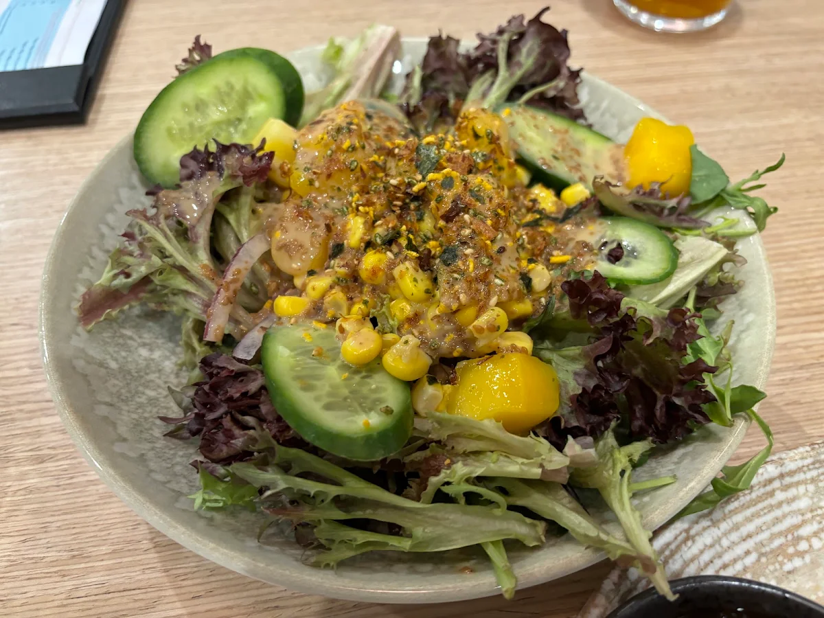 サラダ, Biggles Bar & Grill