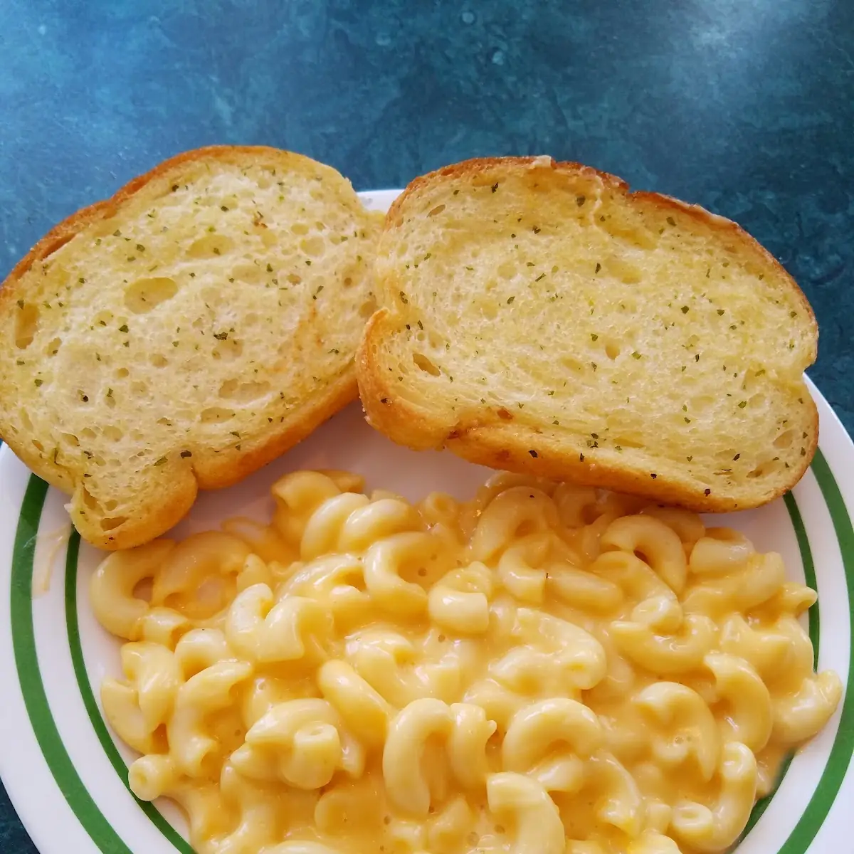 Macaroni and Cheese and Garlic Bread