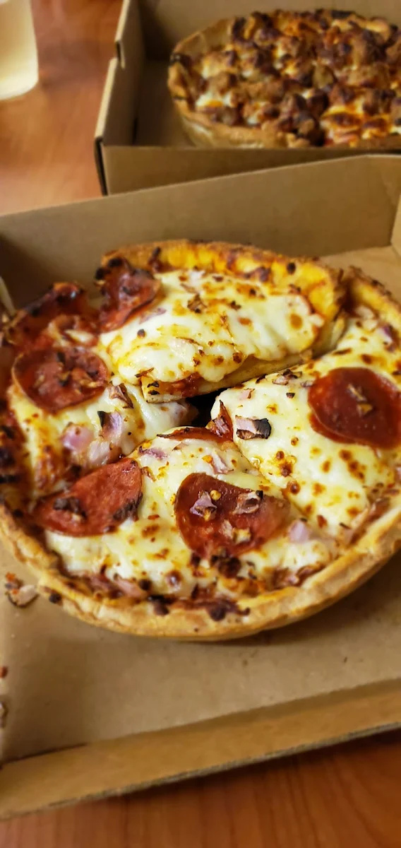 Chicago Deep Dish Cheese Pizza Peperoni