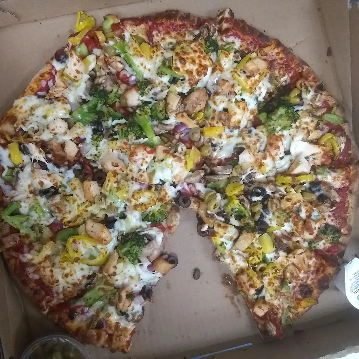 Chicken Broccoli Helpino Mushrooms Pizza