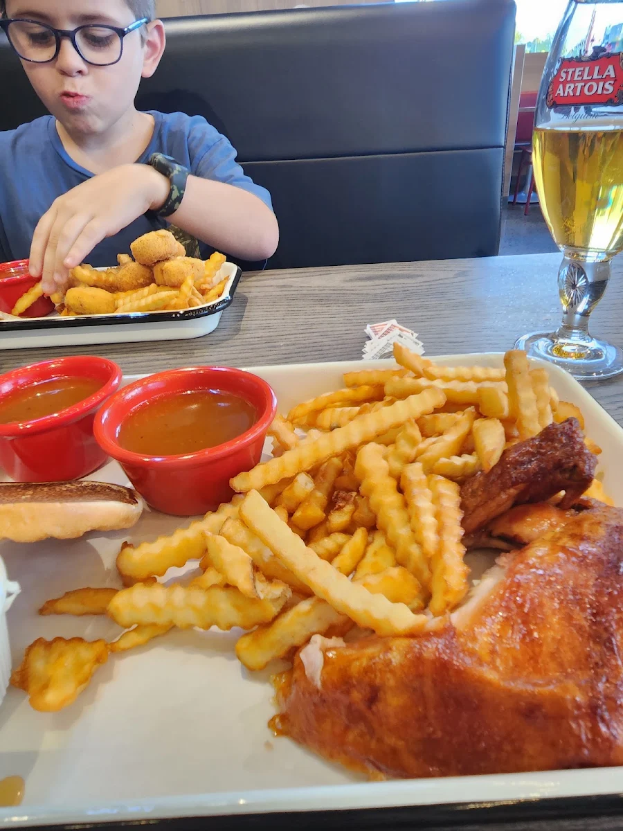 Poitrine de Poulet Avec Frites Ondulés