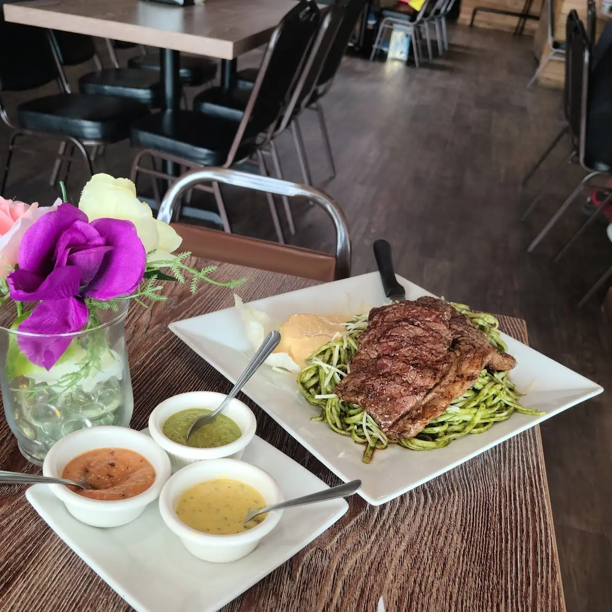 Tallarines Verdes Con Bistec