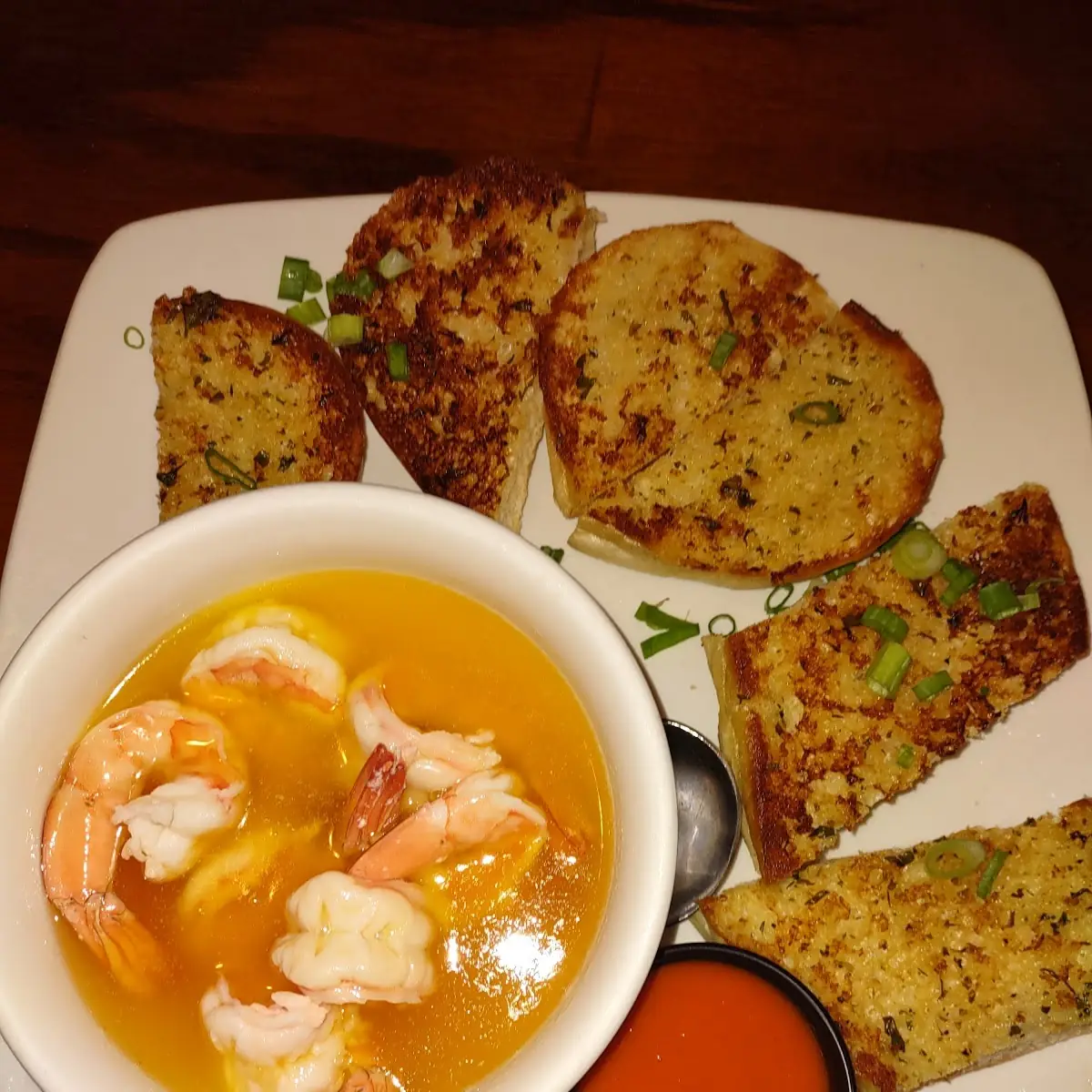 Drunken Shrimp with Garlic Bread