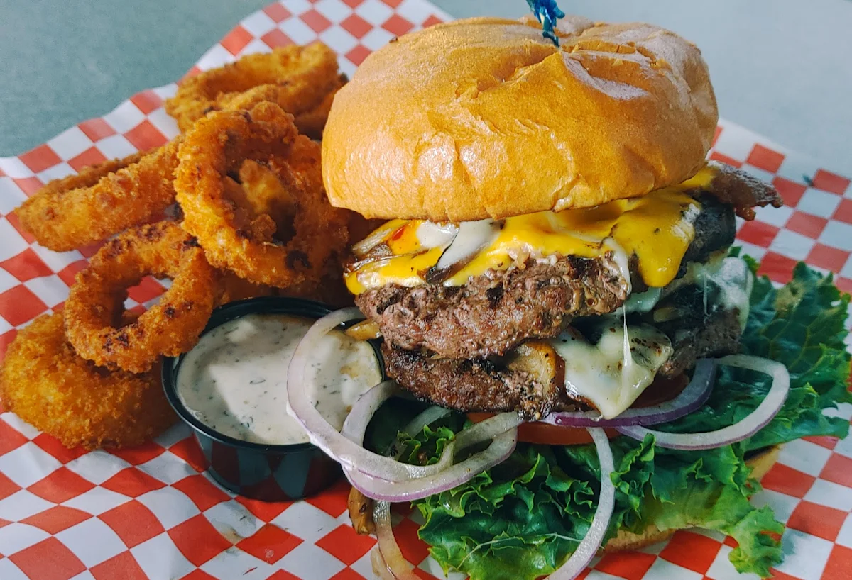 Chillin' Burger w Onion Rings