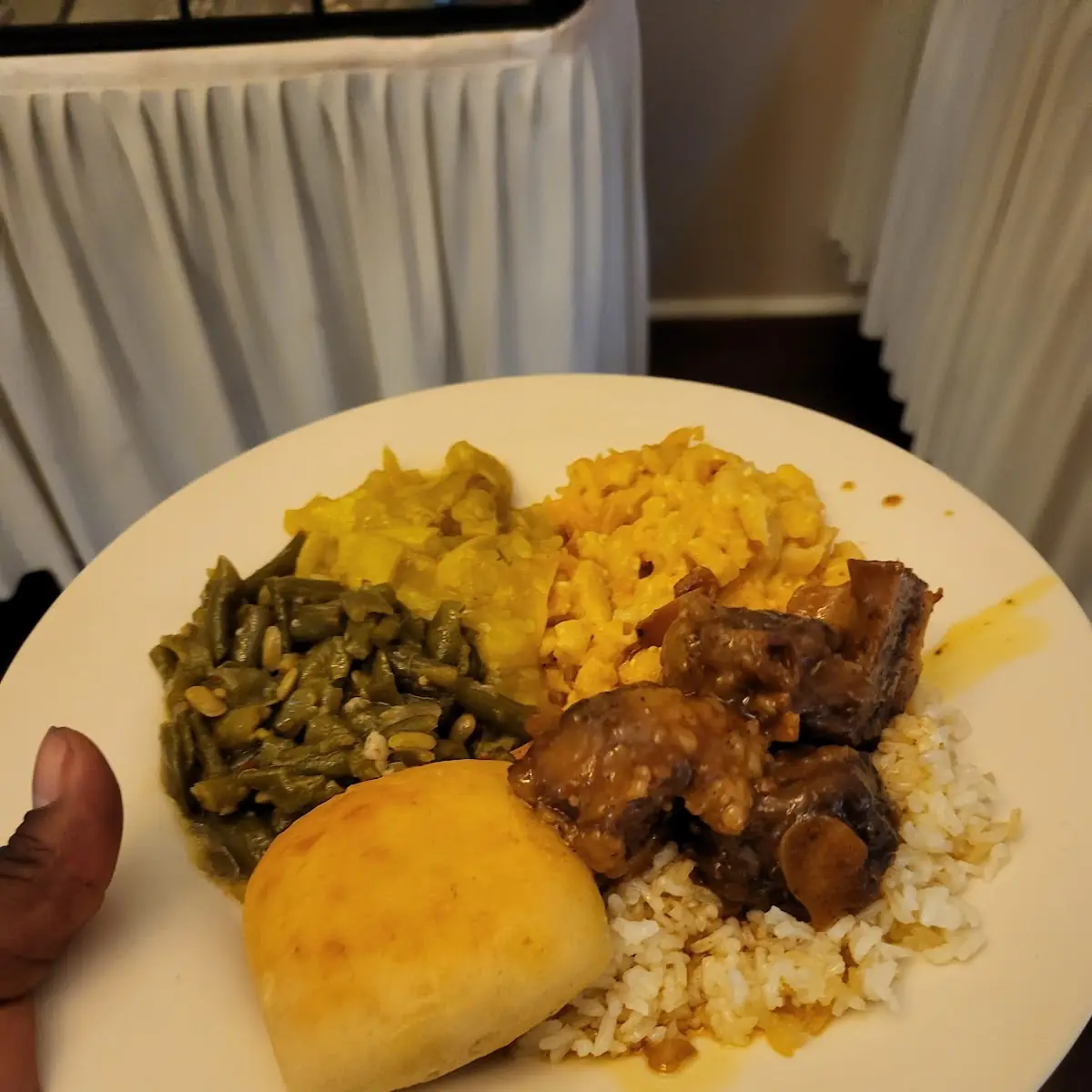 Oxtails White Rice Mac and Cheese Green Beans Squash Roll