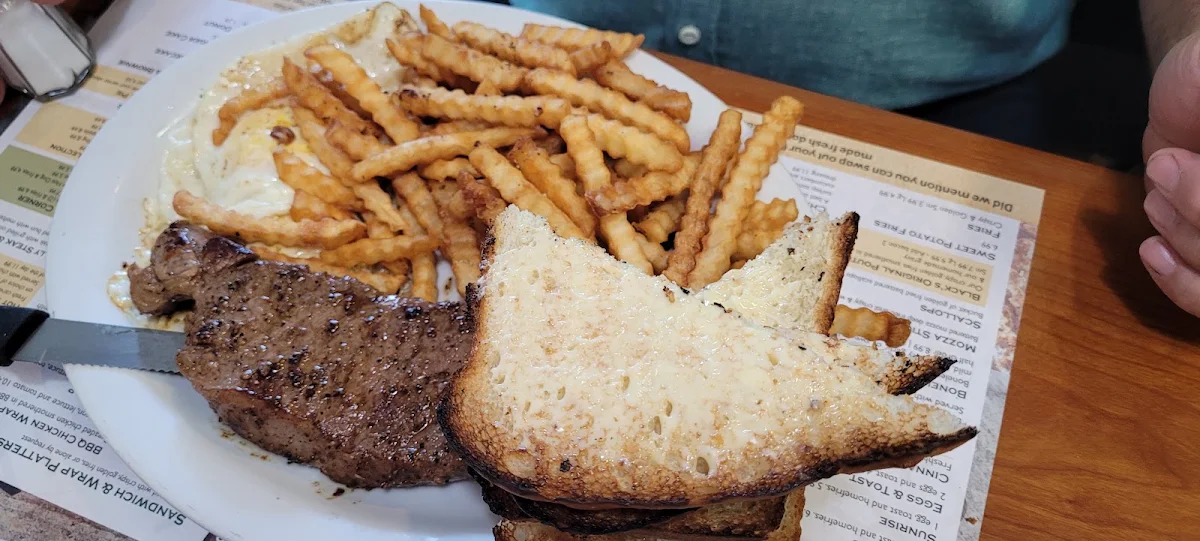 Highlights, Black's Grocery and Café