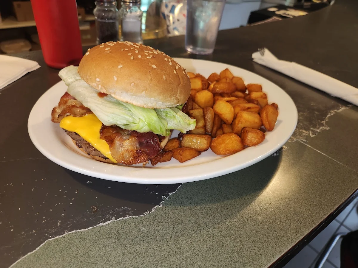 Highlights, Black's Grocery and Café