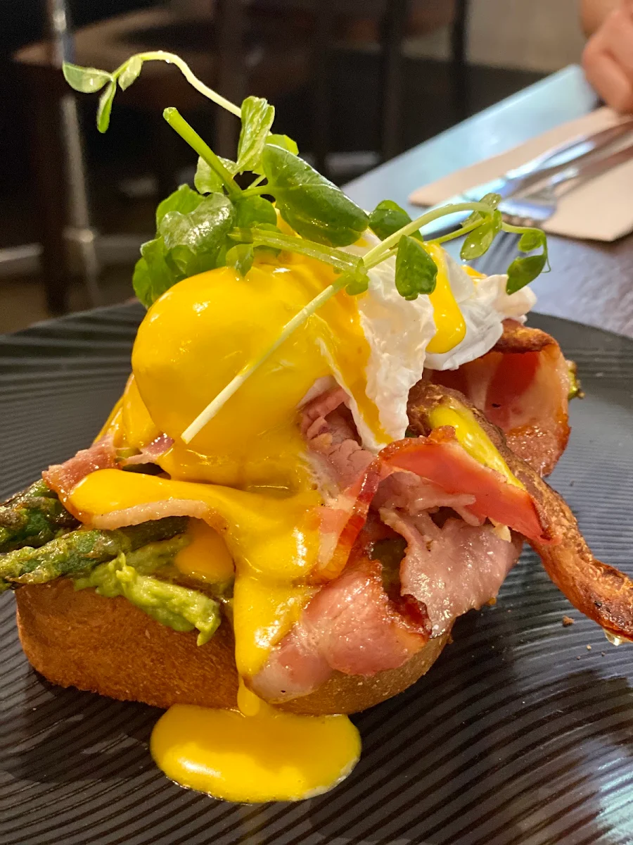 Eggs Benedict with Salmon, Le Monde Cafe