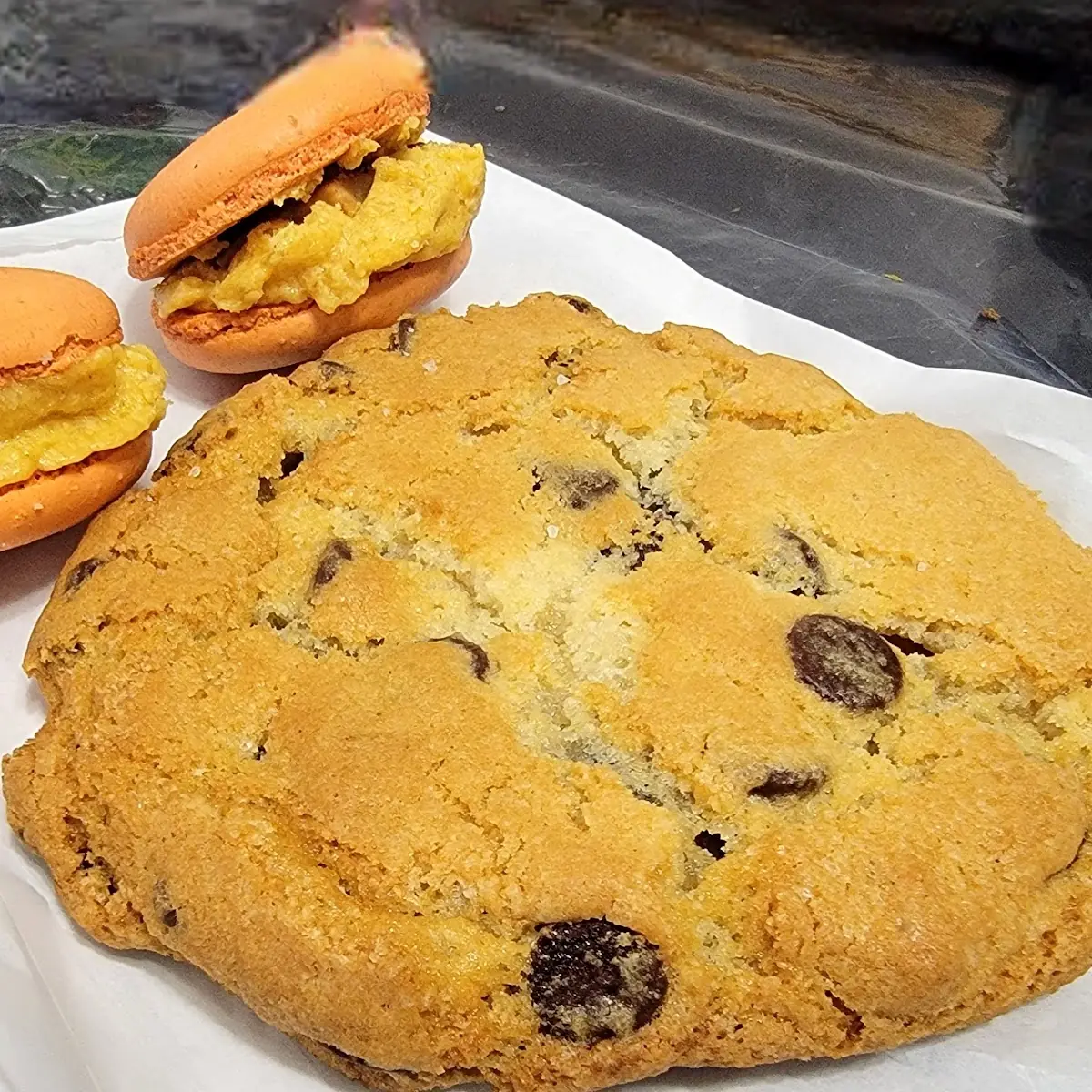 Macaroon and Chocolate Chip Cookie
