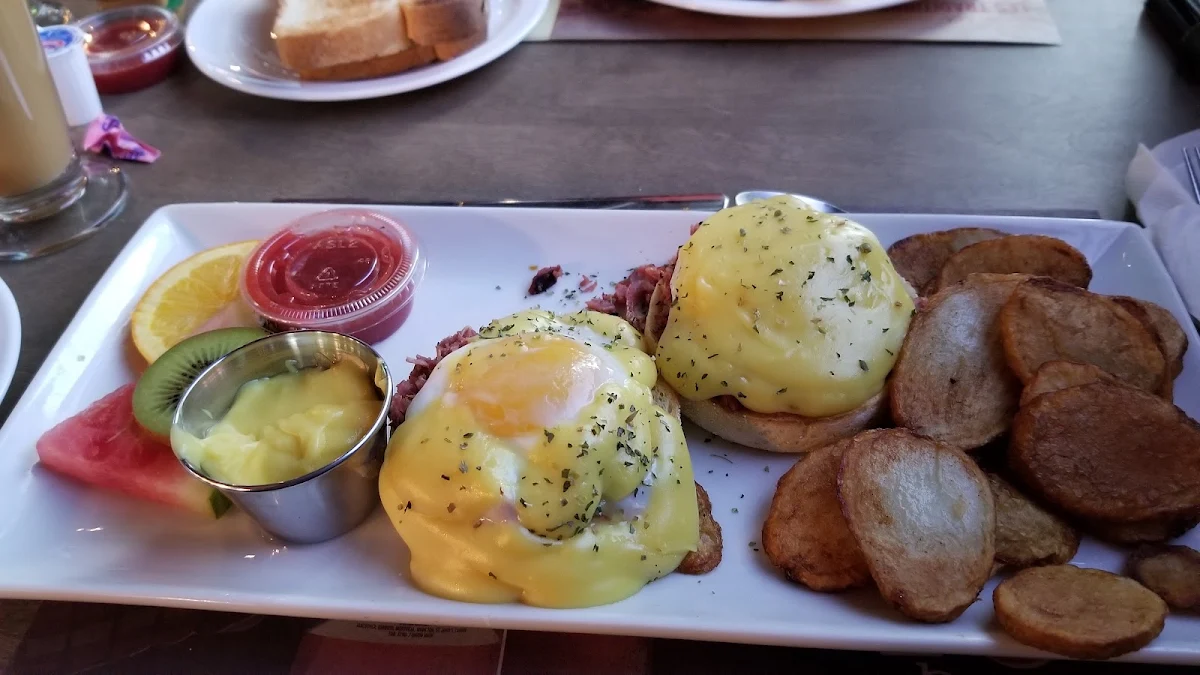 Oeufs Bénédictines Au Smoked Meat