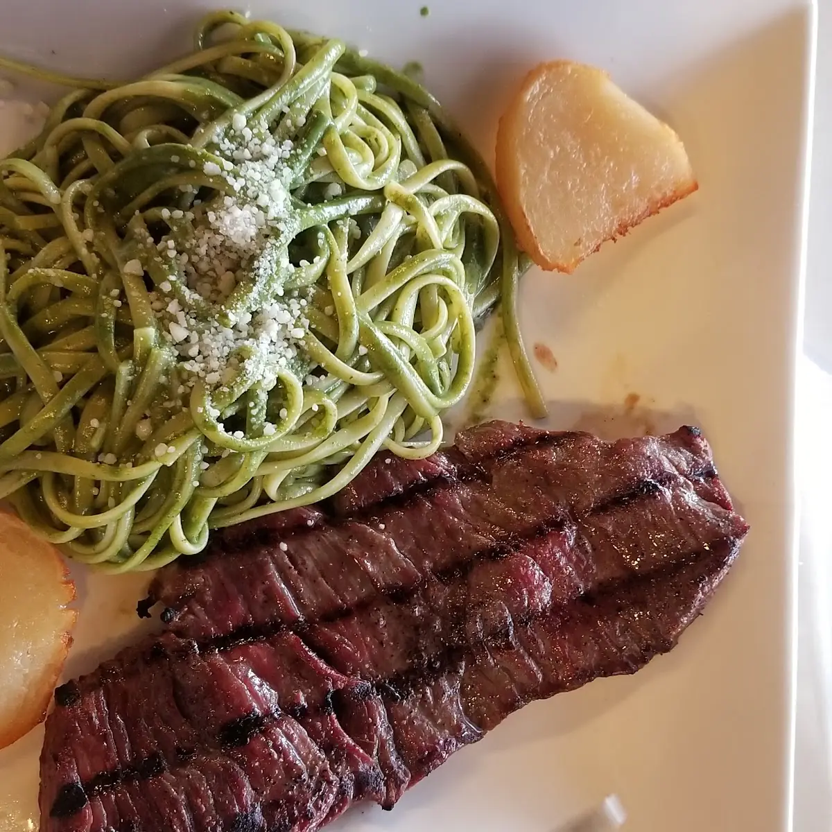 Tallarin Verde Con Churrasco