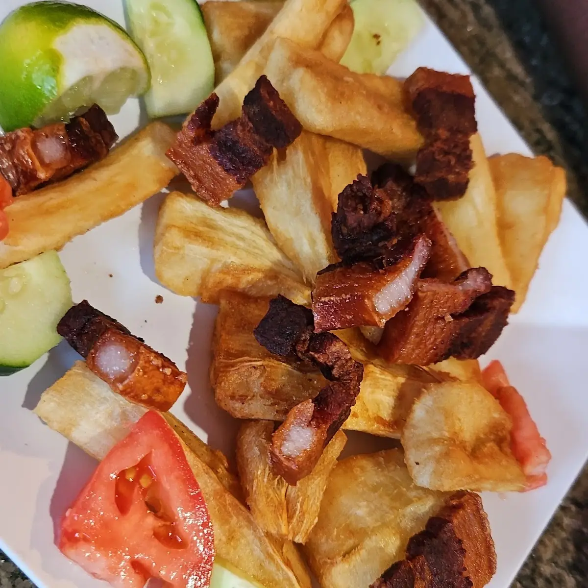 Yuca Frita Con Chicharrón