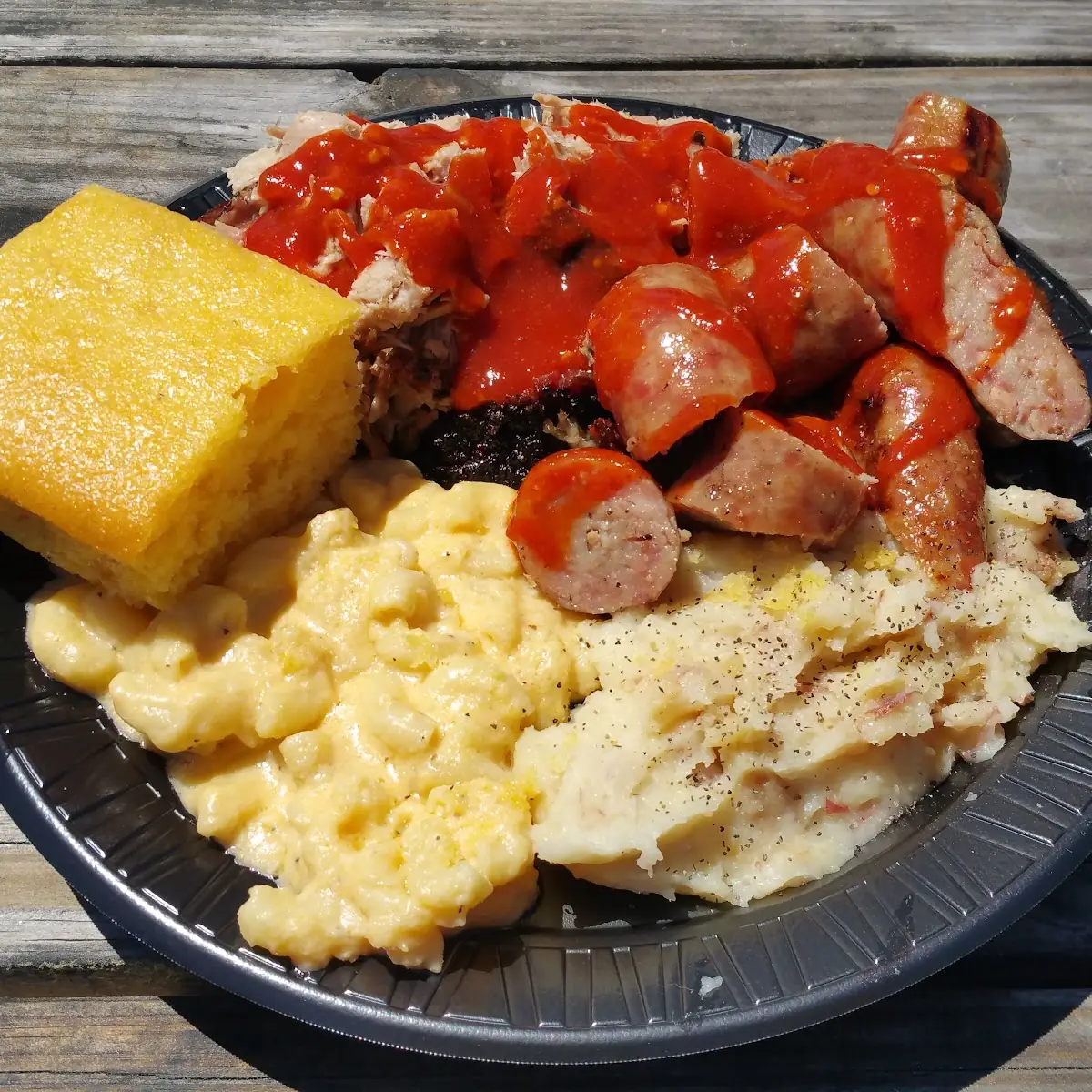 BBQ Plates w 2 Sides Cornbread