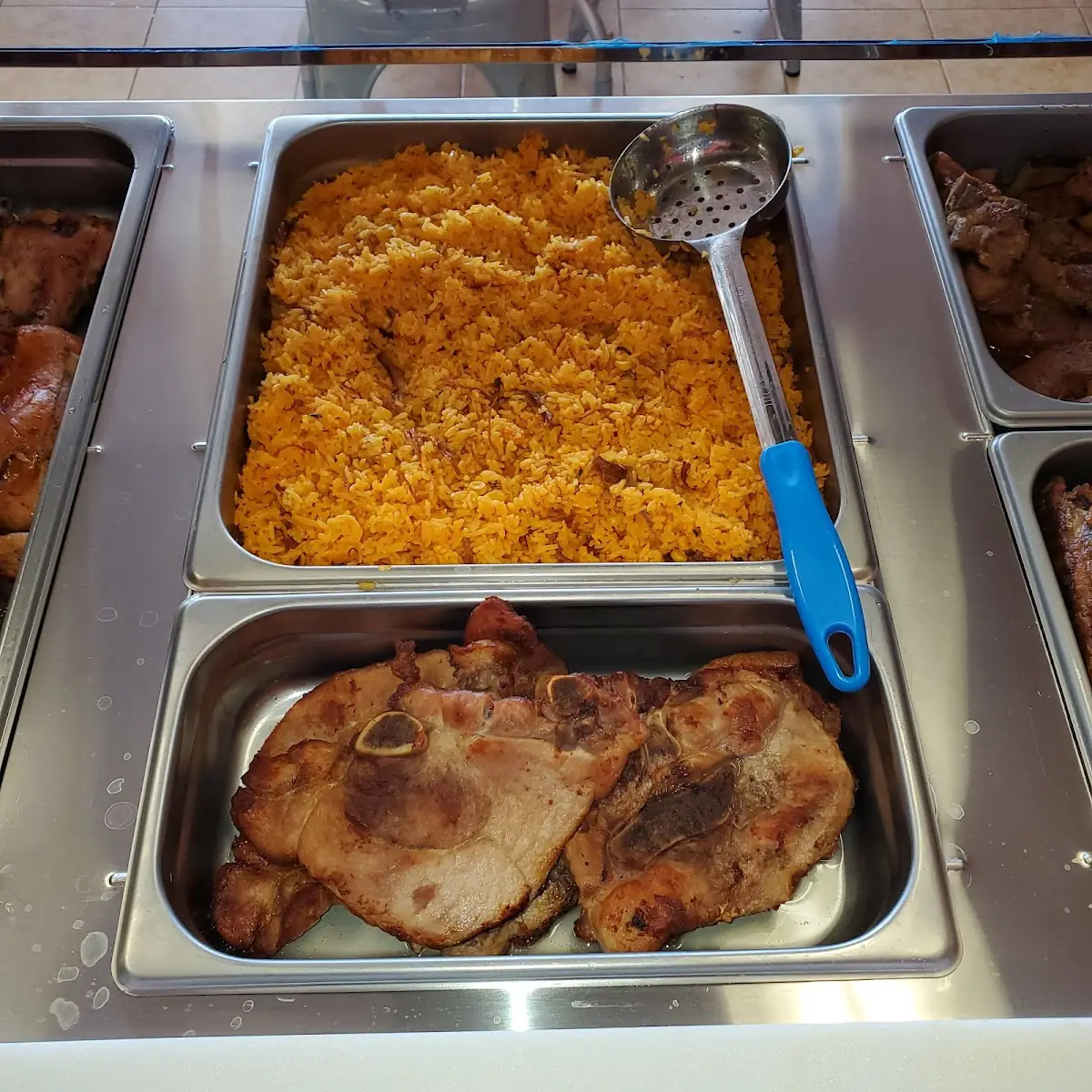 Arroz Amarillo Chuleta De Cerdo Ahumada