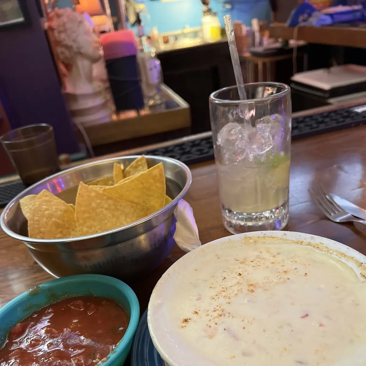 Chips Queso & Salsa