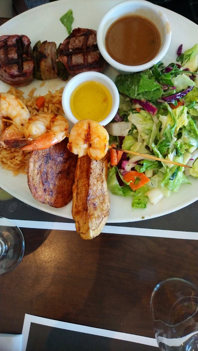 Combo Filet Mignon Et Brochette de Crevettes, Casa Grecque