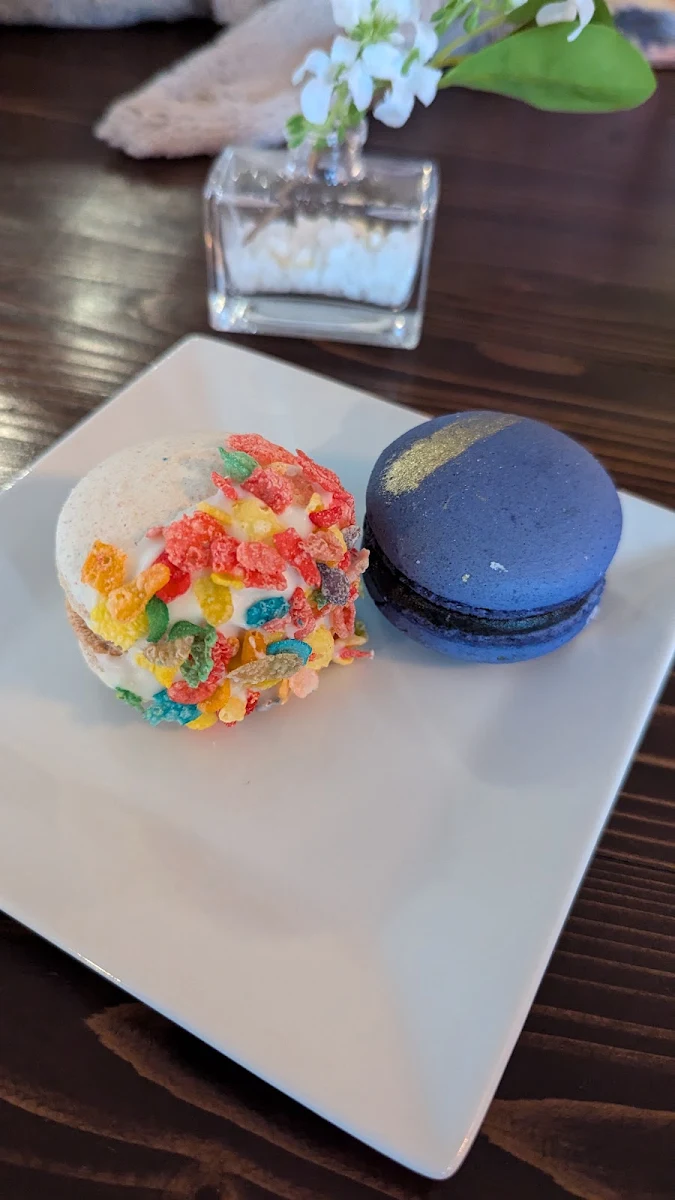 Fruity Pebble Macaron