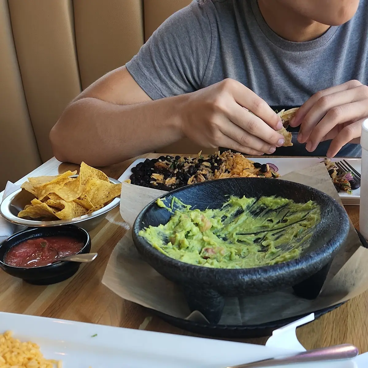 Burrito Mixto Y Bolw de Guacamole