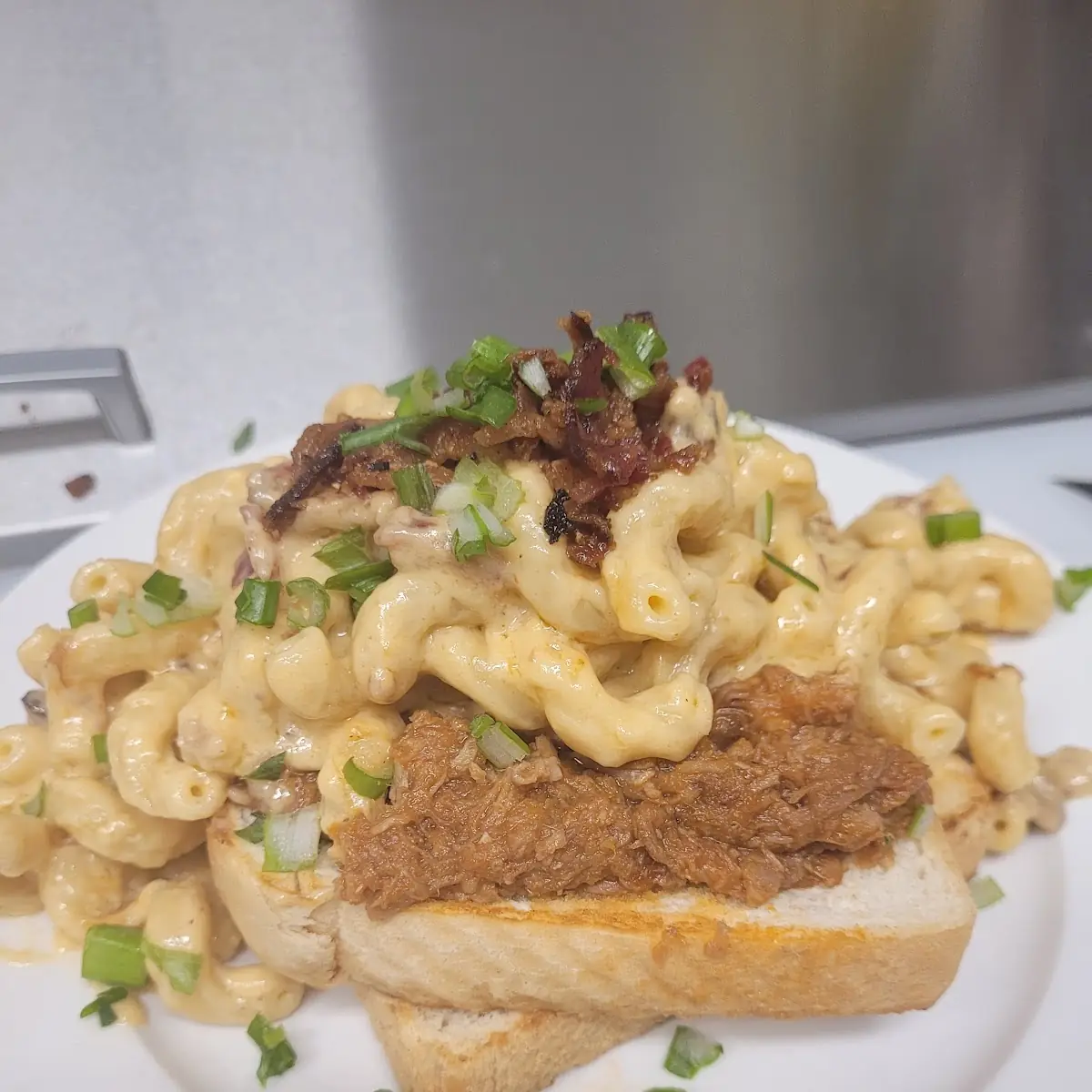 Pulled Pork & Mac Sandwich