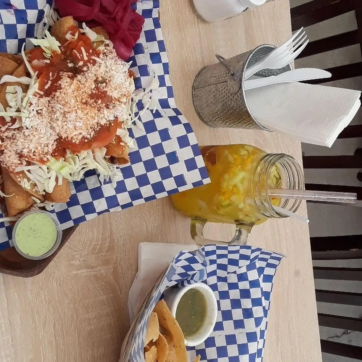 Tacos Dorados De Pollo Estilo Hondureños
